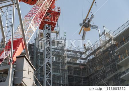 クレーンによる鉄筋の荷揚げ作業 118605232