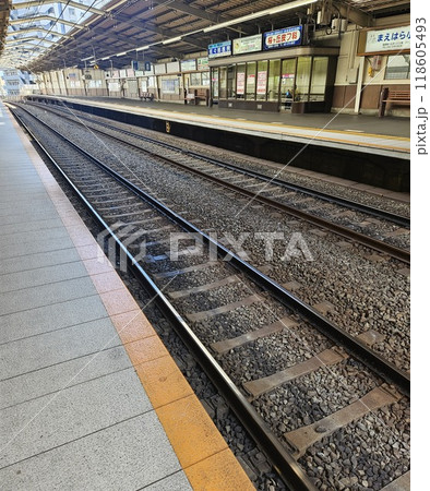 静かな駅のプラットフォームと線路 118605493