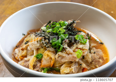 とても美味しい日本の鍋料理の〆の雑炊 118605707