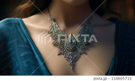 神秘的なデザインの飾りのペンダントをつけた女性の胸元のクローズアップ 118605713