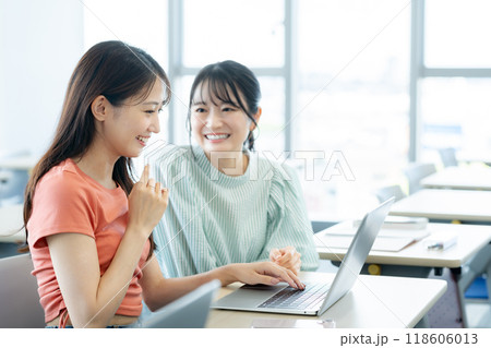 教室で授業を受ける女子大学生 撮影協力:学校法人電波学園 東京電子専門学校 教室で授業を受ける女子大学生 撮影協力:学校法人電波学園 東京電子専門学校 118606013