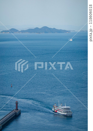 サンポート高松から高松港の出舟入船(香川県高松市) サンポート高松から高松港の出舟入船(香川県高松市) 118606018