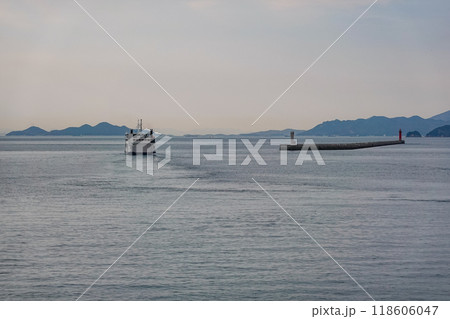 春の夕暮れ　サンポート高松から高松港の出舟入船（香川県高松市） 118606047