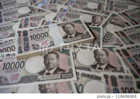 大量の新一万円札 118606068