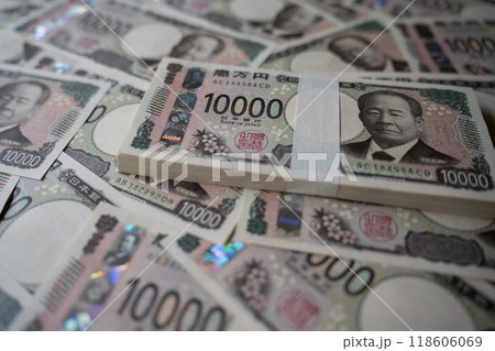 大量の新一万円札 118606069