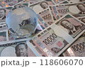 大量の新一万円札とガラスの地球儀 118606070