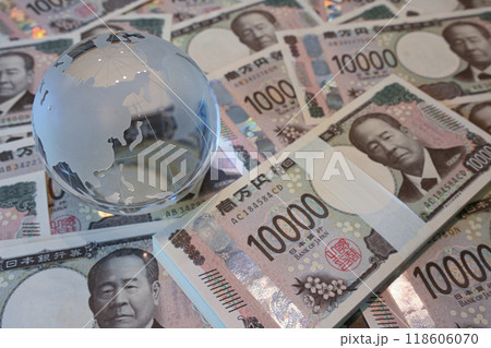 大量の新一万円札とガラスの地球儀 118606070
