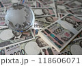 大量の新一万円札とガラスの地球儀 118606071