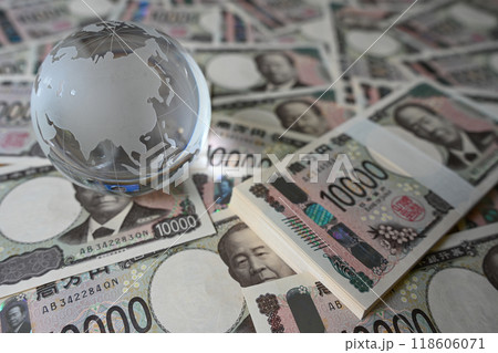 大量の新一万円札とガラスの地球儀 大量の新一万円札とガラスの地球儀 118606071