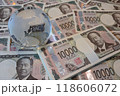 大量の新一万円札とガラスの地球儀 118606072