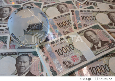 大量の新一万円札とガラスの地球儀 118606072