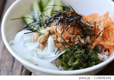 甘酢漬け野菜たっぷりのヘルシー納豆丼 甘酢漬け野菜たっぷりのヘルシー納豆丼 118606308