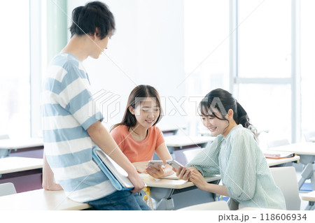 教室でクラスメイトと話す大学生　撮影協力：学校法人電波学園　東京電子専門学校 118606934