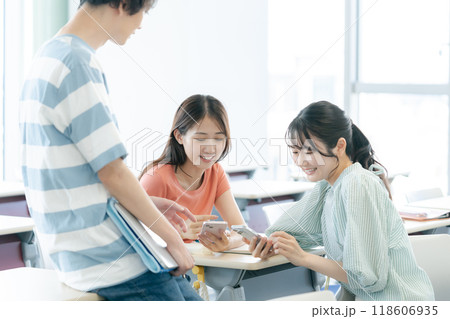 教室でクラスメイトと話す大学生 撮影協力:学校法人電波学園 東京電子専門学校 教室でクラスメイトと話す大学生 撮影協力:学校法人電波学園 東京電子専門学校 118606935