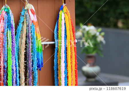 カラフルな千羽鶴　平和の祈りを込めた千羽鶴 118607619