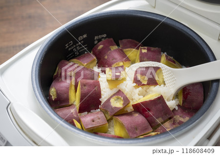 おいしいさつまいもご飯　炊飯器 118608409