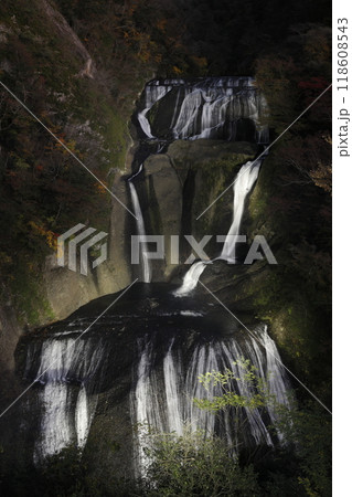 第二観瀑台から見る、秋の夜にライトアップされた日本三名瀑の一つ、茨城県の袋田の滝の全景 118608543