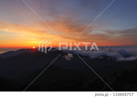 石鎚山頂上からの朝焼け 118608757