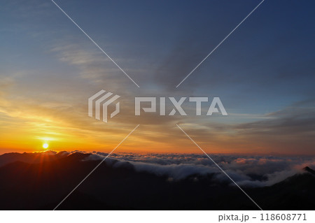 石鎚山頂上からの朝焼け 118608771