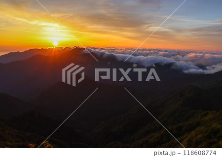 石鎚山頂上からの朝焼け 118608774