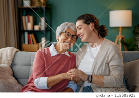 mother and her adult daughter mother and her adult daughter 118608925