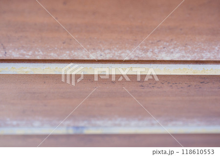 ベランダ手すりの剥がれや劣化 118610553