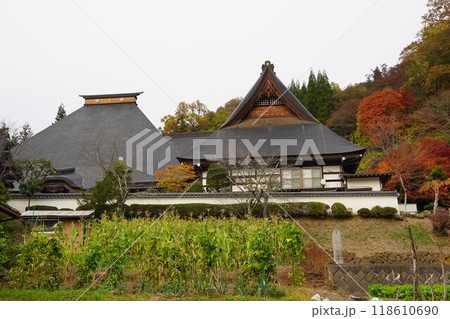 曹宗寶洞鏡山源真寺、国道19号線の山側に聳える大きなお寺です。静かな環境で、ここのお寺の彫り物は素晴 118610690
