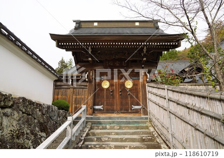 曹宗寶洞鏡山源真寺、国道19号線の山側に聳える大きなお寺です。静かな環境で、ここのお寺の彫り物は素晴 曹宗寶洞鏡山源真寺、国道19号線の山側に聳える大きなお寺です。静かな環境で、ここのお寺の彫り物は素晴 118610719