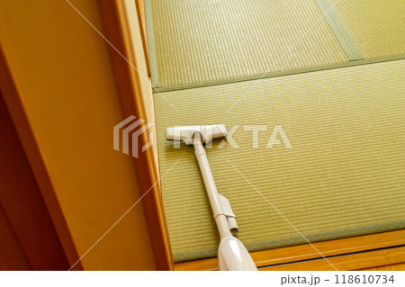 畳の部屋の掃除機がけ 畳の部屋の掃除機がけ 118610734