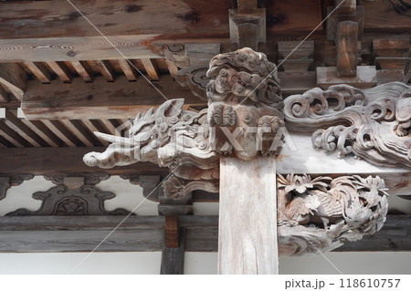 曹宗寶洞鏡山源真寺、国道19号線の山側に聳える大きなお寺です。静かな環境で、ここのお寺の彫り物は素晴 118610757