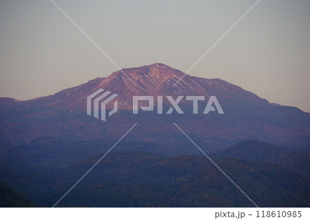 北海道東川町　忠別ダムから旭岳を望む 118610985