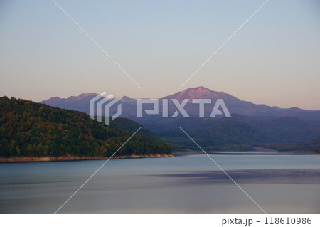 北海道東川町　忠別ダムから旭岳を望む 118610986