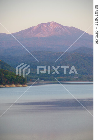 北海道東川町　忠別ダムから旭岳を望む 118610988