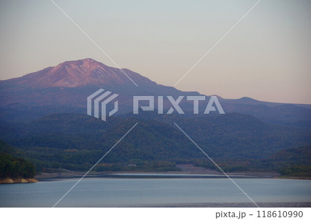 北海道東川町 忠別ダムから旭岳を望む 北海道東川町 忠別ダムから旭岳を望む 118610990