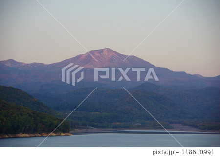 北海道東川町 忠別ダムから旭岳を望む 北海道東川町 忠別ダムから旭岳を望む 118610991