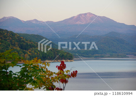 北海道東川町 忠別ダムから旭岳を望む 北海道東川町 忠別ダムから旭岳を望む 118610994