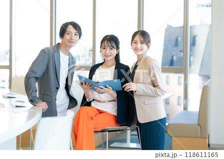 オフィスで働くビジネスパーソン　撮影協力：学校法人電波学園　東京電子専門学校 118611165