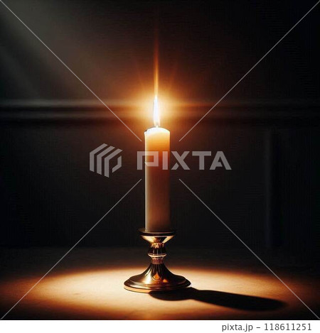 1本のろうそくの灯り 118611251