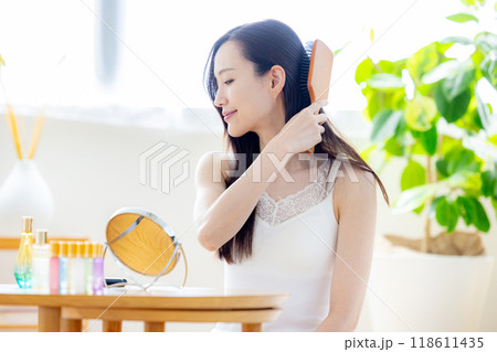 髪を梳かす女性 髪を梳かす女性 118611435