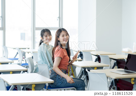 教室で談笑する大学生　撮影協力：学校法人電波学園　東京電子専門学校 118611520