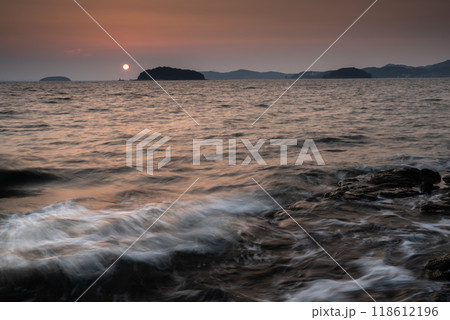 夕暮れの海岸 118612196