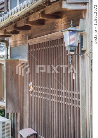 《旧東海道 関宿・理髪店の三色看板》三重県・古い町並み 《旧東海道 関宿・理髪店の三色看板》三重県・古い町並み 118612672