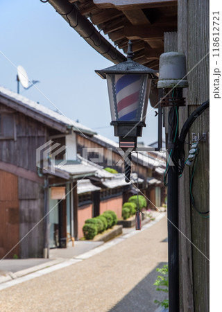 《旧東海道 関宿・理髪店の三色看板》三重県・古い町並み 《旧東海道 関宿・理髪店の三色看板》三重県・古い町並み 118612721