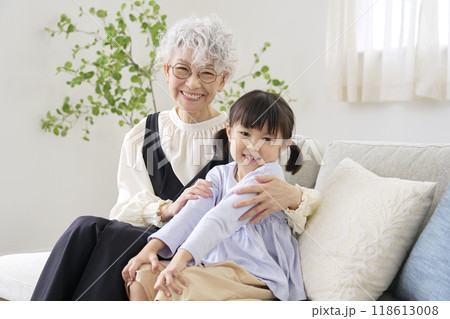 リビングで孫に寄り添う祖母 カメラ目線 リビングで孫に寄り添う祖母 カメラ目線 118613008