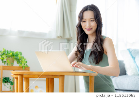 部屋でパソコンを使う女性 部屋でパソコンを使う女性 118613065