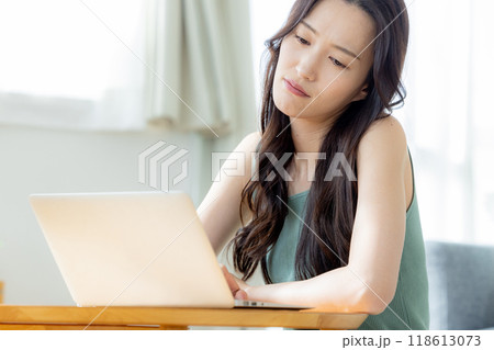 パソコンを使う女性　悩む 118613073