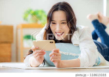 スマホで動画を見る女性 118613103