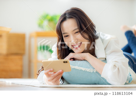 スマホで動画を見る女性 118613104