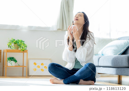 花粉症　女性　ティッシュ 118613120