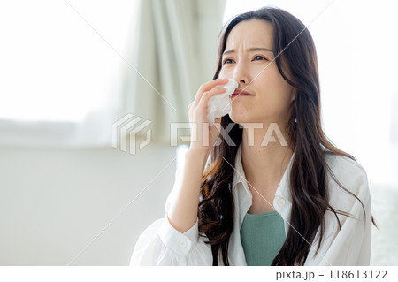 花粉症 女性 ティッシュ 花粉症 女性 ティッシュ 118613122